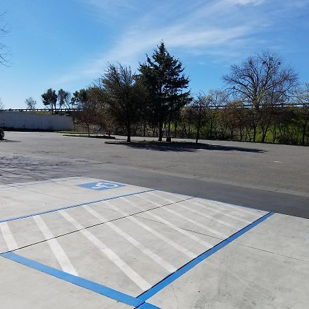 Days Inn By Wyndham Woodland Exterior photo